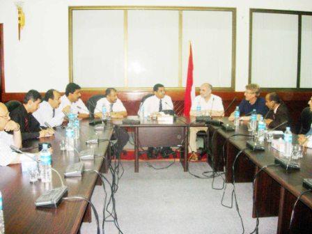 عبدالكريم شائف لدى لقائه بالفريق الطبي الالماني في عدن أمس